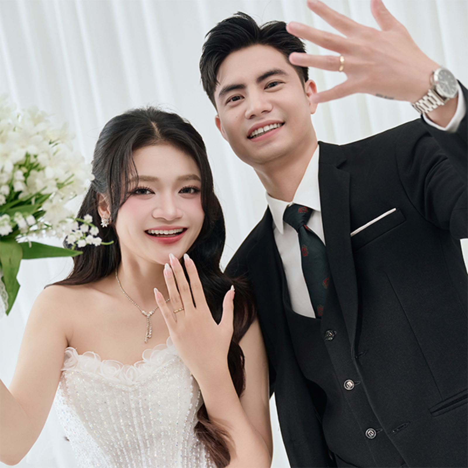 Cô dâu tựa vào vai chú rể