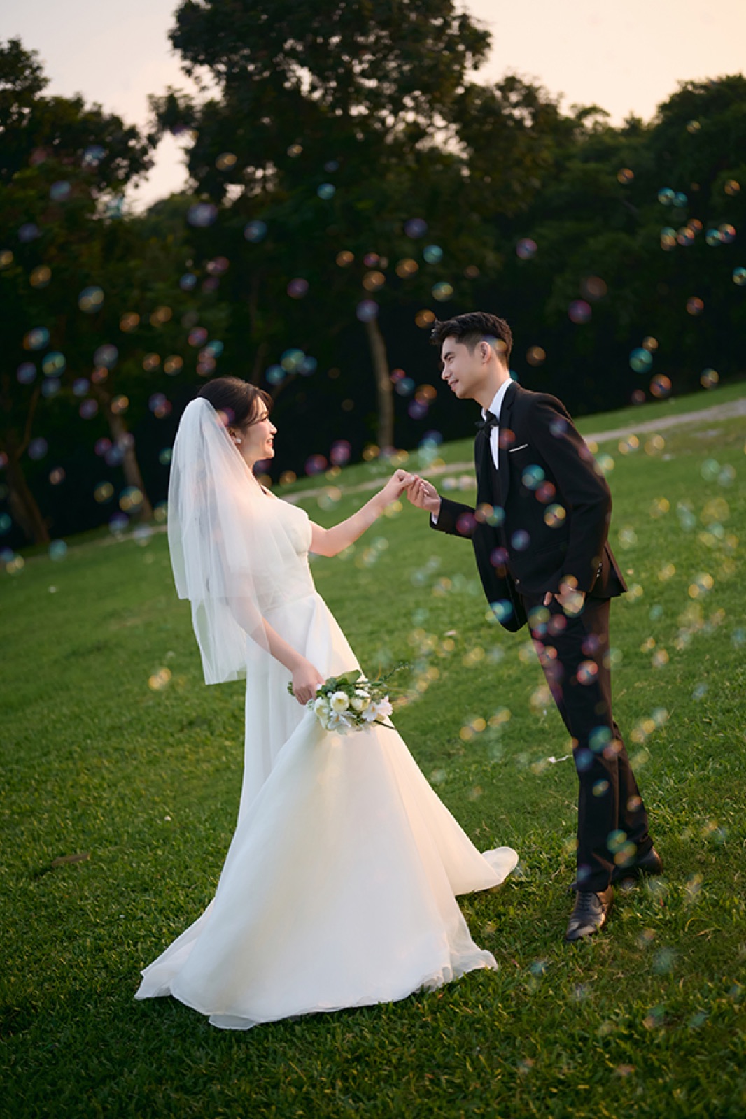 Chú rể nhẹ nhàng nâng tấm voan của cô dâu